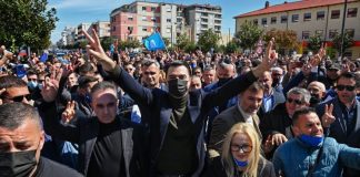 Njerëzit në mitingje pranë njëri tjetrit/ Epidemiologët: Pritet rritje e të infektuarve gjatë prillit