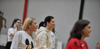 Përtej politikës, Gjonaj luan volejboll me ekipin e njësisë 7