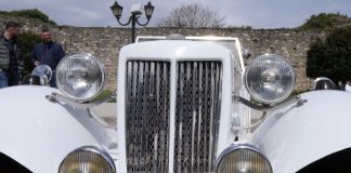 Retro “zbret” në Elbasan/ Automjetet e vjetra prezantohen në qytet