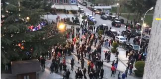 Video/ Basha braktiset edhe në Pogradec, pas braktisjes nga Vlora, Saranda, Delvina, Levani, Tepelena, Shijaku, Kavaja, Kukësi e Tropoja