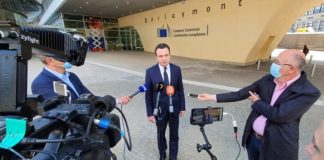 Kurti takohet me shefin e NATO-s