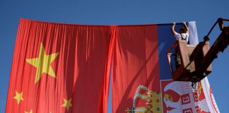 ANALIZA/ Kina po ndryshon Serbinë nga brenda