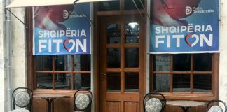 Foto-ironia/ Qenushi fle para zyrës elektorale të PD, Gonxhja: Gjumi pjesë e vizionit të liderit të tyre