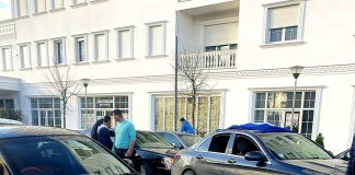 Basha në Paskuqan/ Përplasje mes mbështetësve të djathtë, bllokohet qarkullimi, dy automjete…