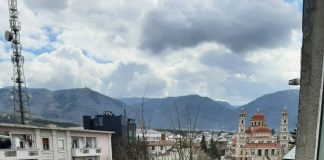 FOTOT/ Basha braktiset edhe në Korçë, pas braktisjes nga Vlora, Saranda, Delvina, Levani, Tepelena, Shijaku, Kavaja, Kukësi, Tropoja dhe Pogradeci