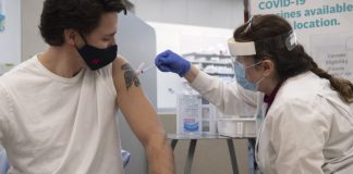 Kryeministri i Kanadasë merr dozën e parë të vaksinës Astrazeneca