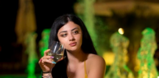 Foto/ Kandidatja seksi për deputete “rrëmben” plot 4 vota në Durrës