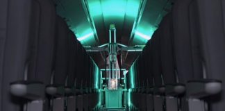 Njihuni me robotët me drita ultravjollcë që Zvicra përdor për të pastruar aeroplanët