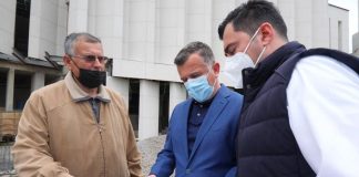 “Tani duhet t’i rikthehemi punëve me intensitet”/ Balla inspekton punimet për rehabilitimin e lulishtes qëndrore të Elbasanit