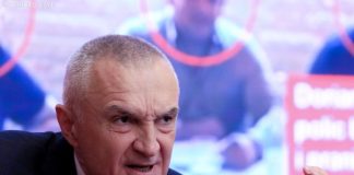 FOTOT: Njeriu që frymëzoi vrasjen në Elbasan, në gjëndje të rëndë psikologjike duke bërë thirrje për luftë