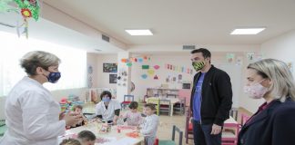 Veliaj vizitë në çerdhen dhe kopshtin e ri në Qesarakë: Së shpejti nis ndërtimi i tre shkollave të reja