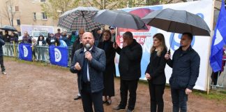 Kur krimi paralajmërohet me mikrofon në dorë