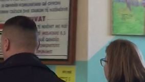 Video/ Kryetarja e LSI-së në Durrës mësyn në qendrën e votimit me truproja: Presion votuesve dhe komisionerëve të lagjes nr.5