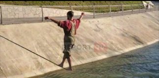 Fier, shtetasi nga Pakistani dhuron spektakël mbi litar në lumin Gjanica