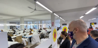 “Do ndihmojmë biznesin që t’ju rrisin rrogat”/ Kryeministri Rama batuta me gratë në fasoneri: E rëndësishme t’ju kemi ju mirë, se për burrat pastaj shohim e bëjmë