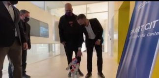 Kryeministri Rama në biblotekën e Korçës takohet me robotin ‘Nao’: Edhe ky me dy gishta?!