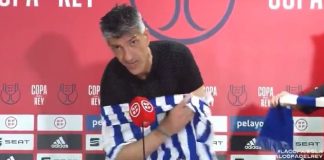 Video, trajneri ndërpret konferencën dhe këndon himnim