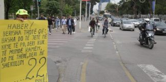 FOTOLAJM/ Protestuesi i veçantë në Tiranë: Deri kur e mund Basha Ramën?!