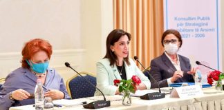 Durrës, ministrja Kushi takon aktorët vendorë për konsultimin publik të Strategjisë Kombëtare të Arsimit 2021-2026: Anglishtja, arti dhe sporti që në klasën e parë