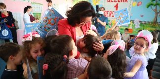 Foto/ Ambasadorja Kim viziton kopshtin e fëmijëve në Kukës: Të sigurt dhe të shëndetshëm