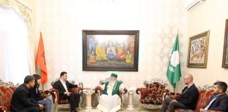 “Plas” gallata në rrjet/ Basha ngatërron Sulltan Novruzin me Fitër Bajramin dhe shkon te Baba Mondi, gazetari: Kushedi sa do jetë çuditur ai