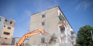 Rindërtimi në Kombinat, vijon procesi i demolimit të pallateve të shpallura të pabanueshëm dhe me rrezik të lartë: “Kemi mirëkuptimin e plotë të banorëve”