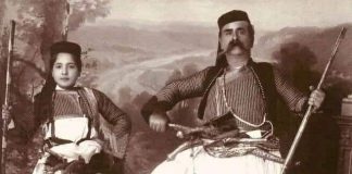 Foto e rrallë e inxhinierit francez me veshje kombëtare shqiptare