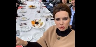 Grida Duma shfaqet me shkop selfie në dorë, mesazh për Bajram: Jam e mirë por s’duhet ta fsheh edhe pse mund të më marrin mësysh, më thonë marshallah