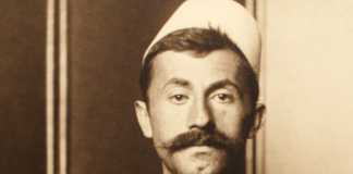 Fotolajm/ Ushtari shqiptar pozon me veshje kombëtare në Nju Jork në 1910