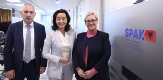 Ambasadorja Kim flet pas vizitës në SPAK: Askush nuk është mbi ligjin, të vendosur për t’i dhënë fund pandëshkueshmërisë