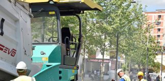 Del në dritë rruga “Tom Plezha” në Astir/ Veliaj: Vazhdojmë punën pa ndalur për një qytet më të bukur