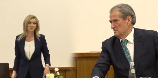 Kush është biondja që u shfaq krah Berishës sot