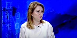 Lajmi për shpalljen “non grata” të Berishës, “zë ngusht” Pampurin në emision: Berisha ka qenë një lider historik i së djathtës, por nuk…