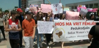 Fotolajm/ Nudo në sheshin ‘Skënderbej’ qytetarja proteston kundër abuzimeve seksuale