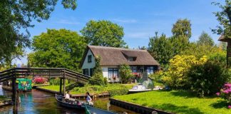 Njihuni me qytetin magjik në Holandë ku rrugët janë bërë prej uji