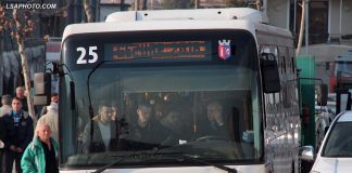 Tiranë, autobusit i shpohet goma, lëndohet një qytetare