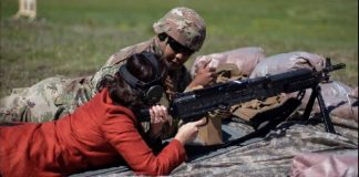 FOTOLAJM/ Ambasadorja Yuri Kim qëllon me mitraloz dhe pistoletë pranë Malit me Gropa