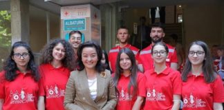 Yuri Kim mes vullnetarëve të Kryqit të Kuq: Takim frymëzues me ata që ndihmojnë njerëzit në nevojë