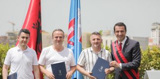 Ndryshon ligji, 3 shtetasit e rinj të Republikës së Shqipërisë betohen para kreut të Bashkisë së Tiranës, Veliaj: “Kënaqësi dhe privilegj, Shqipëria është vend i transformimeve dhe i shpresës”