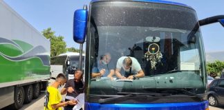 Ambasada në lëvizje/ Hapet dogana greke për autobusët shqiptarë