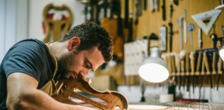 Erli Gurra, mjeshtri që bën drurin të nxjerrë tinguj