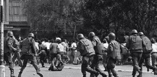 Historia pas fotografisë historike me burrin e ulur përballë p olicisë serbe në 1990