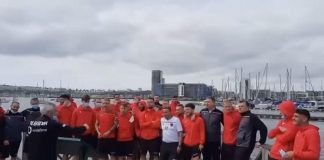 Emocionuese/ Edi Reja dirigjon himnin, Kombëtarja shqiptare e këndon në Uells