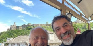 “Të huajt po vijnë me avionë sportivë”, Bledi Çuçi surprizohet në Gjirokastër: Qytetin e vizitoi autori i famshëm Mogol