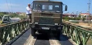 Zv.ministri i Mbrojtjes Petro Koçi e teston vetë urën e re të Darzezës, hipën në kamion: E sigurtë (Video)