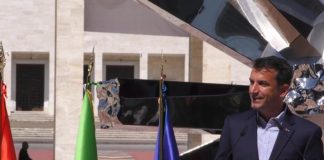 Inaugurohet skulptura “Big Bang” në “Sheshin Italia”, Veliaj: Një copëz Itali në Tiranë. Hapësirë që ua kemi rikthyer njerëzve