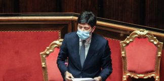 Italia heq detyrimin për mbajtjen e maskës në ambjente të hapura