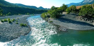 Ulet niveli i lumit Vjosa/ Moti i keq pengon lundrimin e anijeve në Vlorë