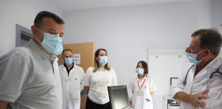 Manastirliu-Balla në qendrën e re shëndetësore Cërrik: Vaksinim në shtëpi për të moshuarit e pamundur, të hënën vijnë mbi 14 mijë vaksina Pfizer