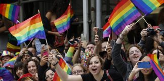 Komuniteti LGBTQI kërkon heqjen e fjalës “nënë”